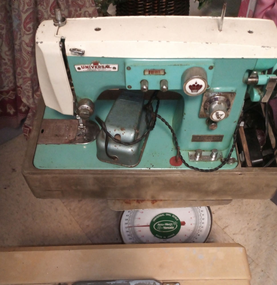 Vintage Universal Sewing Machine